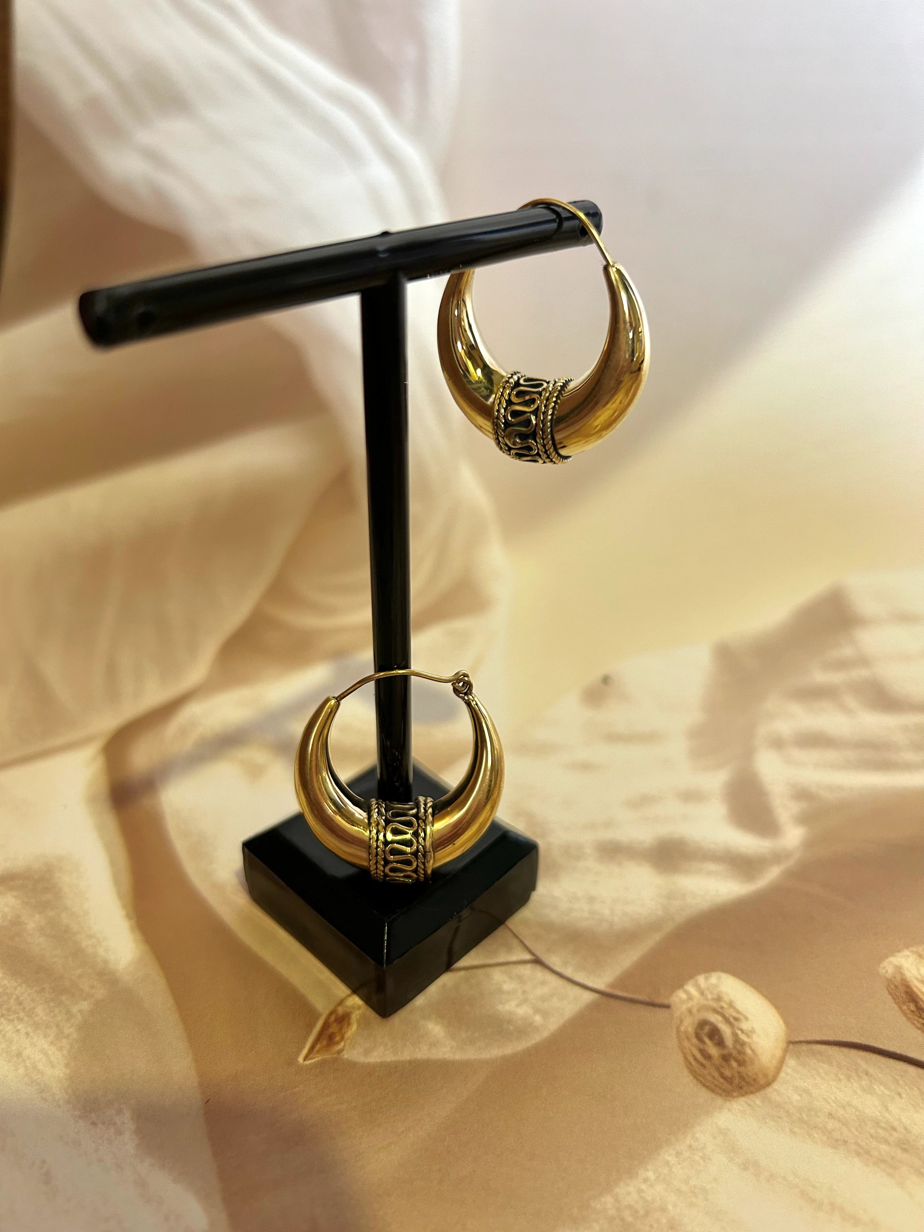 MODERN MUSE HOOP