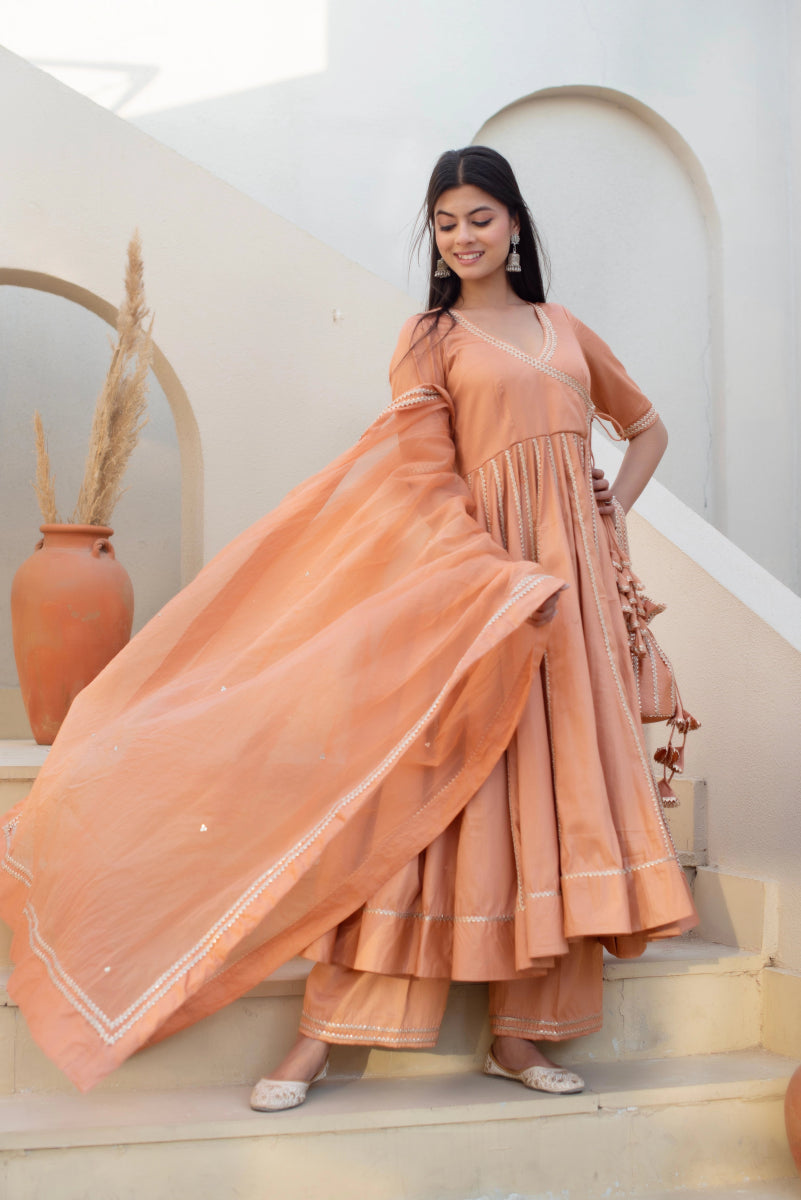 CHHIPA BAZAR CREAMY PEACH GLACE COTTON GOTA PTTI ANGRAKHA SET WITH ORGANZA DUPATTA - Pomcha Jaipur