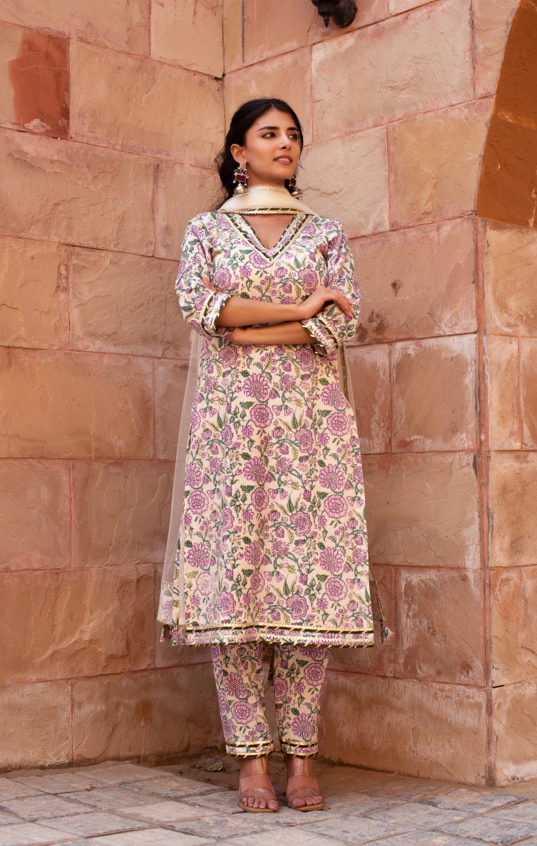 CHHIPA BAZAR GREEN OFF WHITE GARDEN ROSE COTTON HAND BLOCK SUIT SET WITH SOFT NET DUPATTA - Pomcha Jaipur