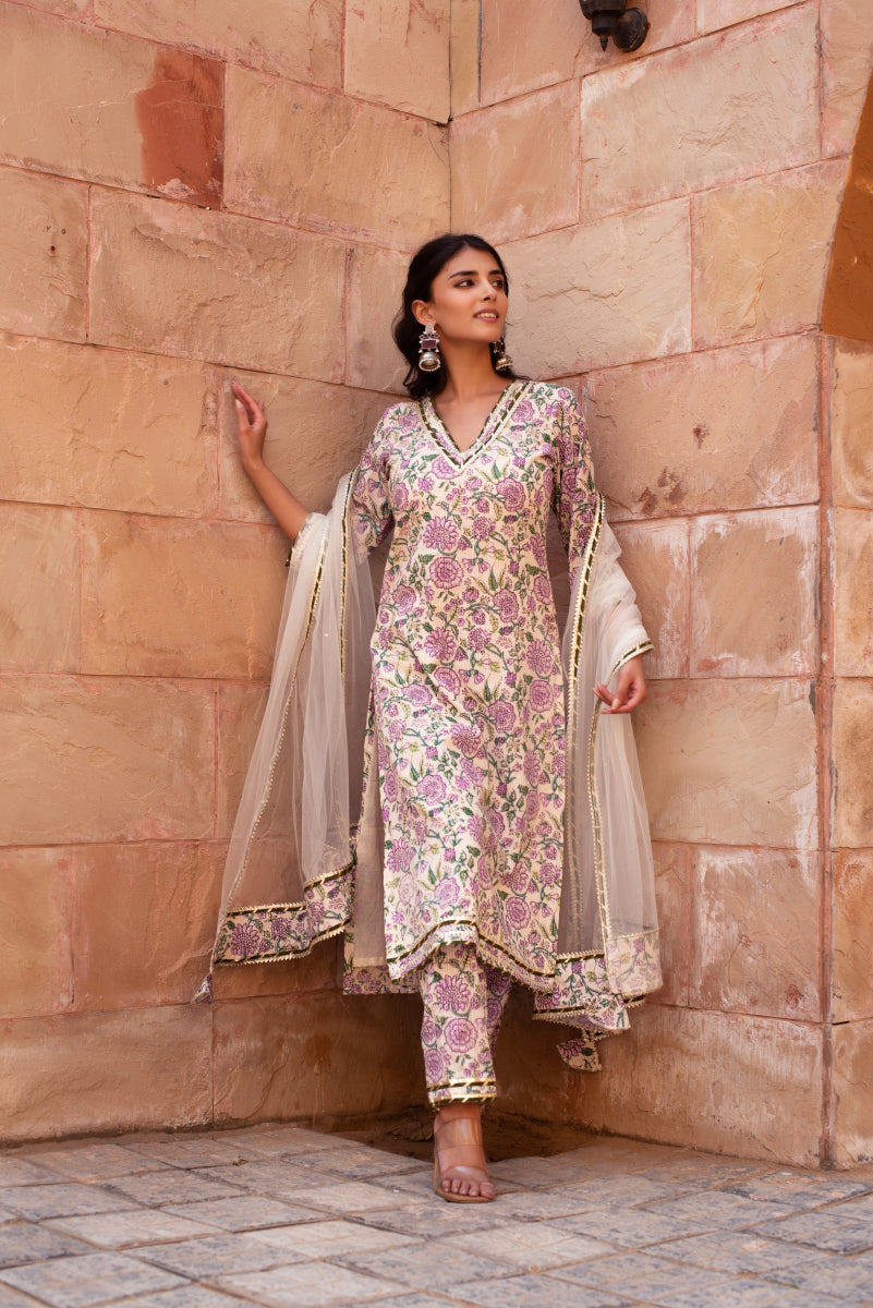 CHHIPA BAZAR GREEN OFF WHITE GARDEN ROSE COTTON HAND BLOCK SUIT SET WITH SOFT NET DUPATTA - Pomcha Jaipur