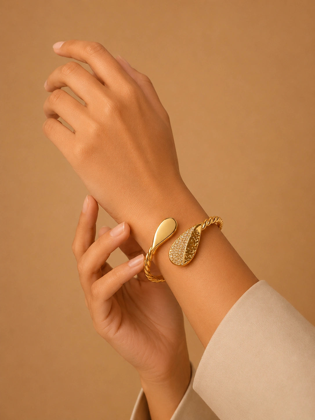 TEADROP CHARM GOLD BANGLE