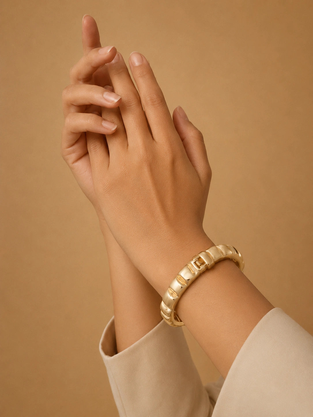 CLASSIC GEOMETRIC GOLD BANGLE