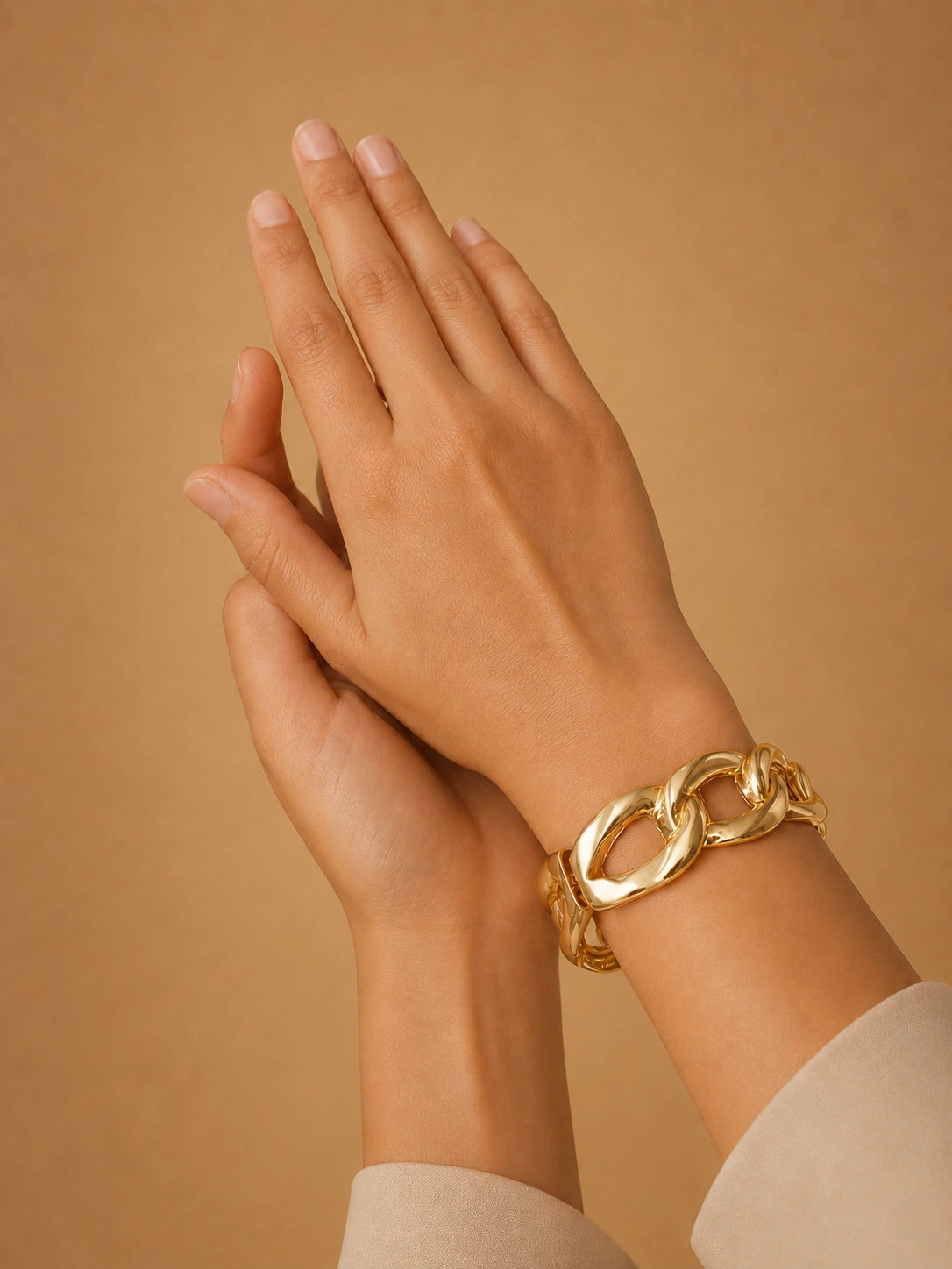 INTERLOCK OVAL GOLD BANGLE