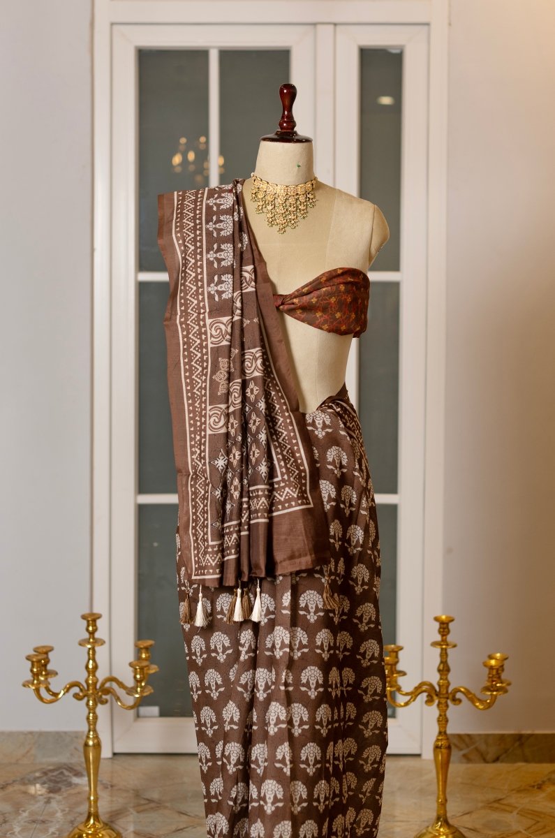 SOOT RAAG EARTHY BROWN COLOR WITH BLOCK STYLE MOTIFS MUL COTTON SAREE WITH BLOUSE PIECE - Pomcha Jaipur