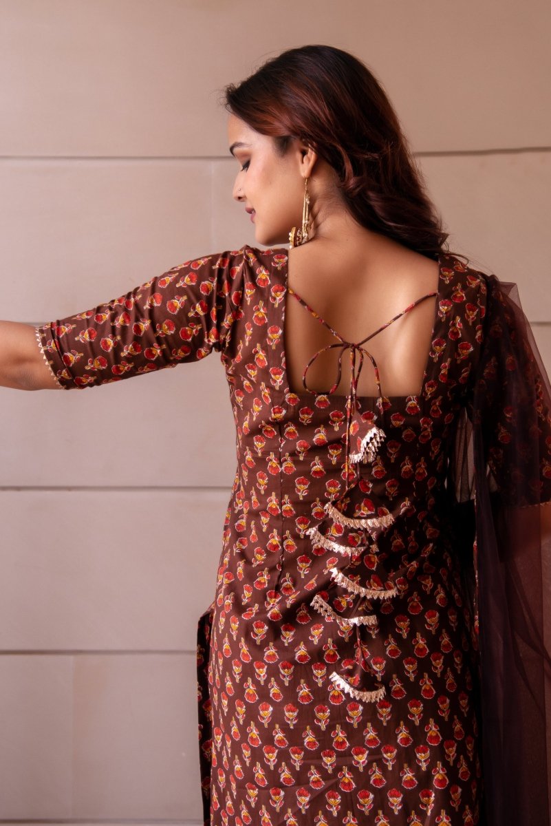 SUNHARI RED PHOOL BROWN COTTON HAND BLOCK SUIT SET WITH SOFT NET DUPATTA - Pomcha Jaipur