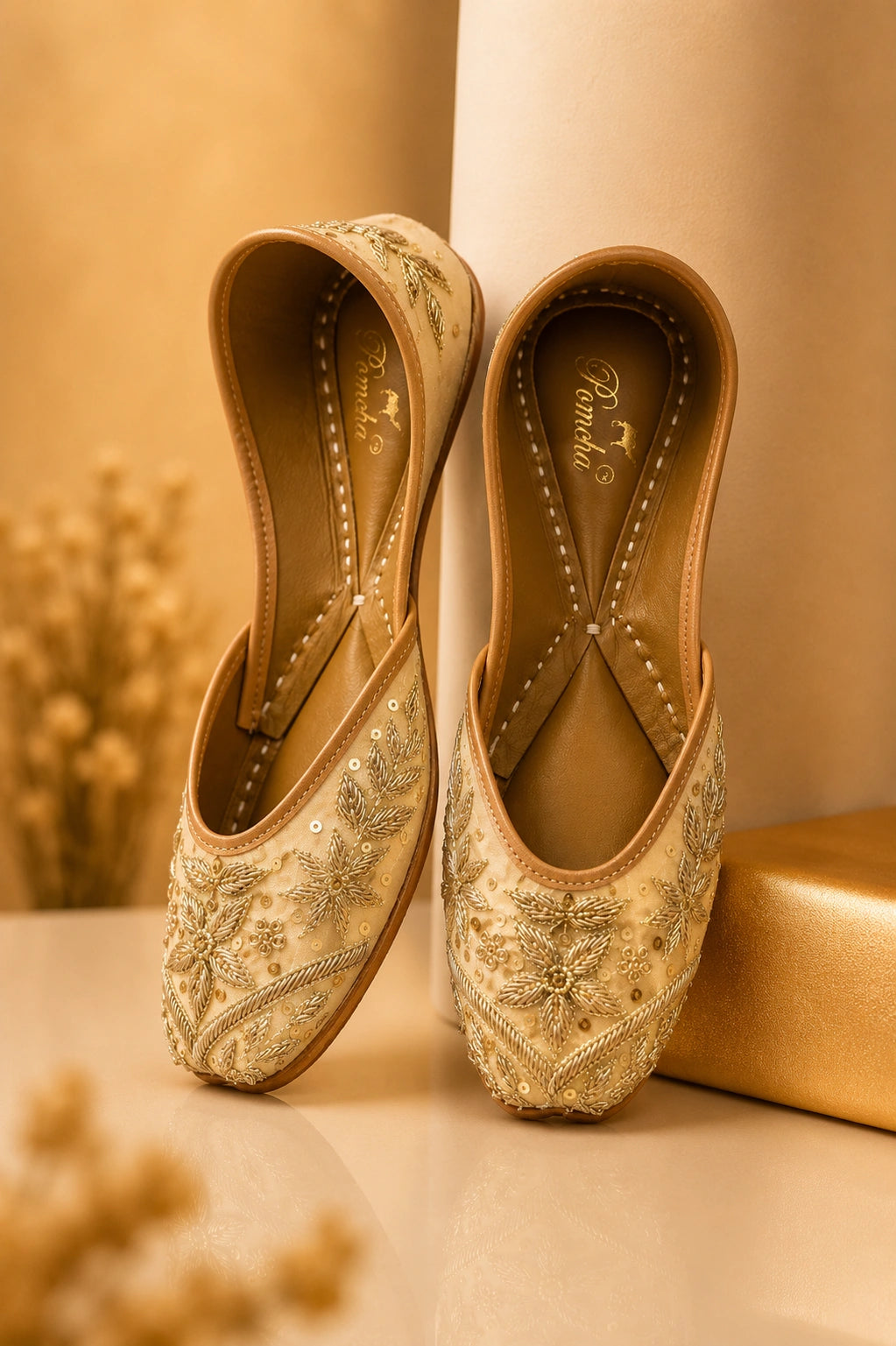 SITARA WHITE ZARI & SEQUIN EMBROIDERED JUTTI FOR WOMEN