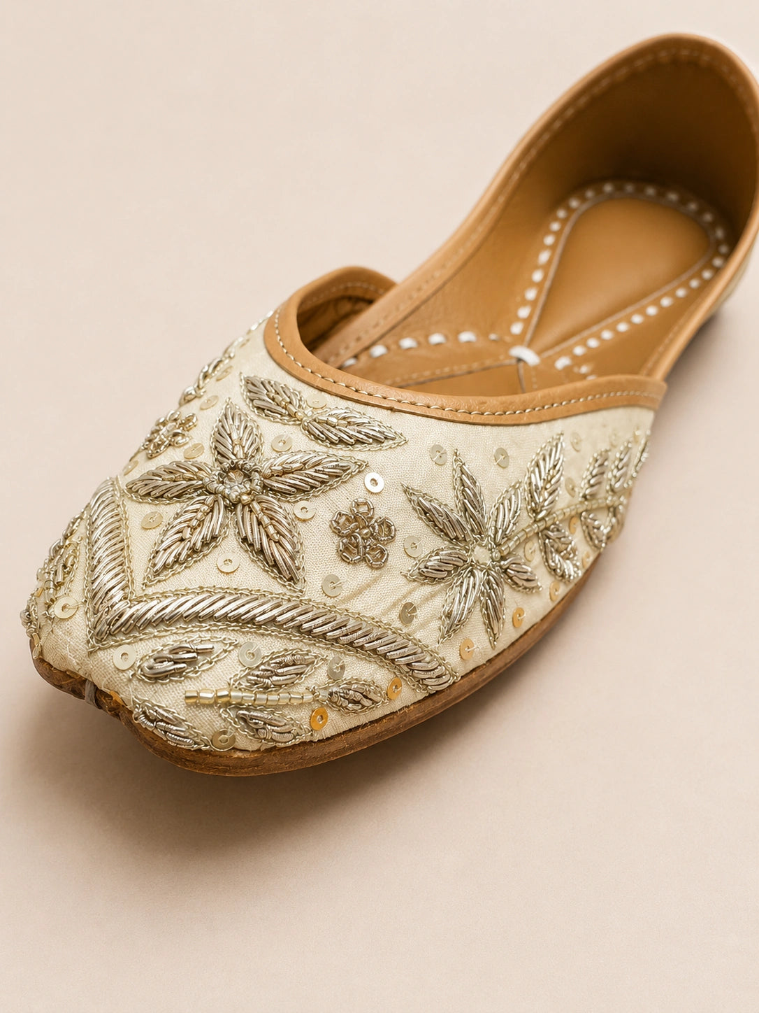 SITARA WHITE ZARI & SEQUIN EMBROIDERED JUTTI FOR WOMEN