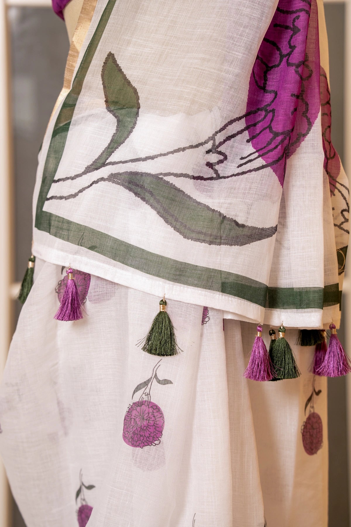 SOOT RAAG WHITE BAIGANI FLORAL PRINT LINEN SAREE WITH BLOUSE PIECE