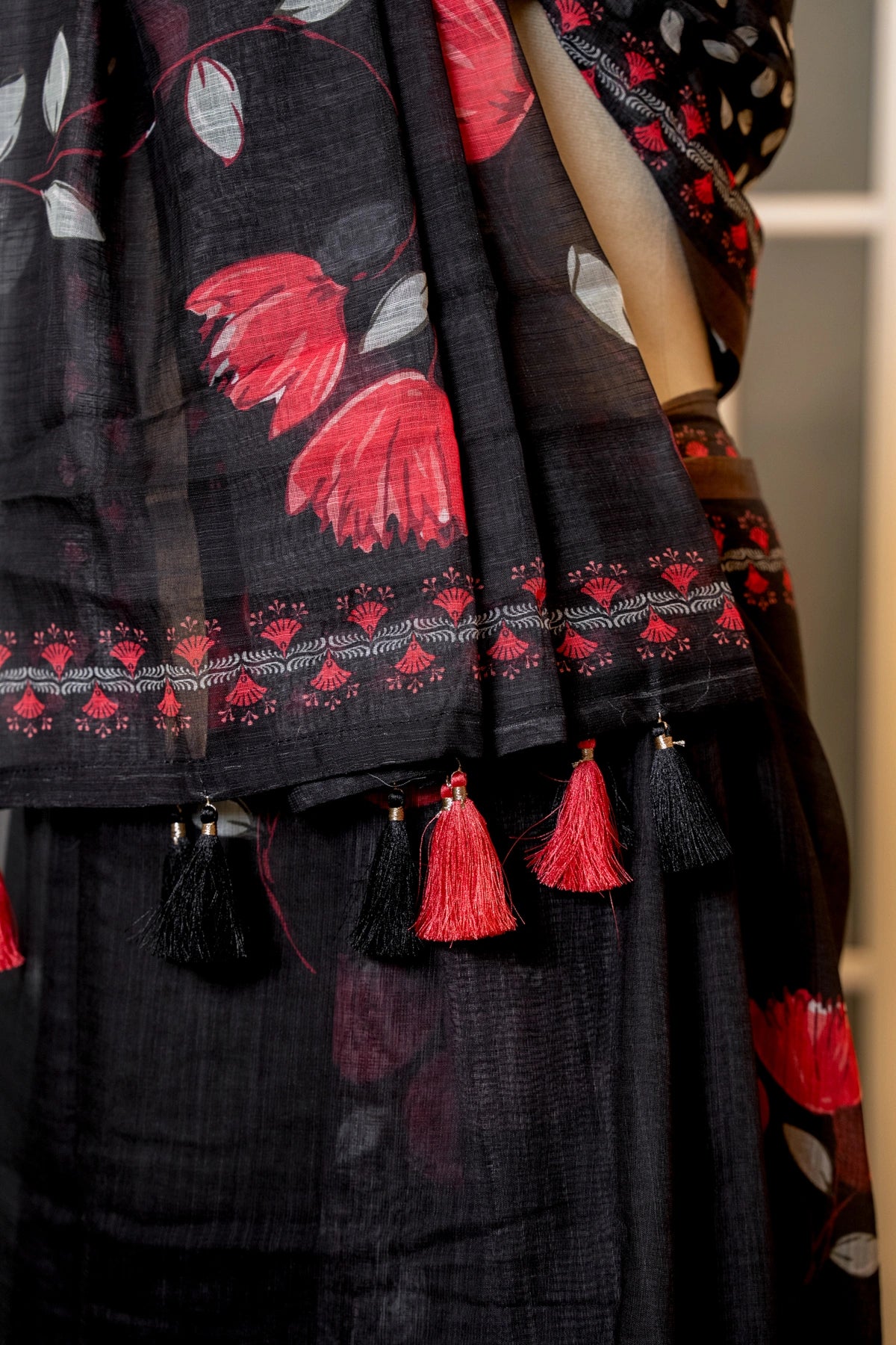 SOOT RAAG BLACK FLORAL PRINT LINEN SAREE WITH BLOUSE PIECE