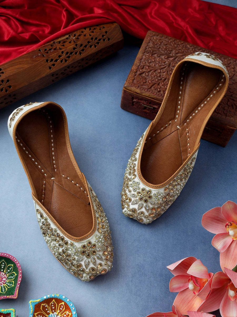 AYESHA OFF WHITE JUTTI CLUTCH COMBO - Pomcha Jaipur