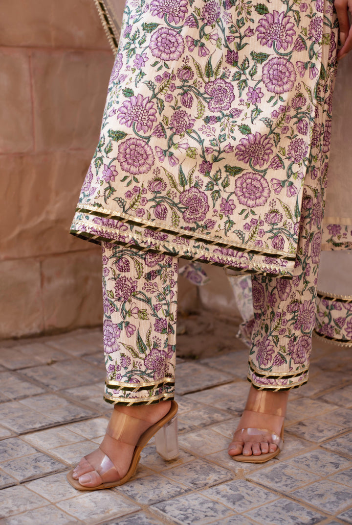 CHHIPA BAZAR GREEN OFF WHITE GARDEN ROSE COTTON HAND BLOCK SUIT SET WITH SOFT NET DUPATTA - Pomcha Jaipur