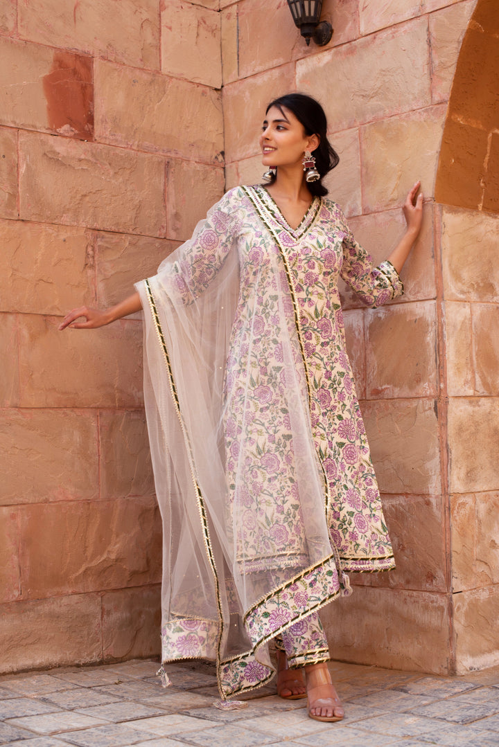 CHHIPA BAZAR GREEN OFF WHITE GARDEN ROSE COTTON HAND BLOCK SUIT SET WITH SOFT NET DUPATTA - Pomcha Jaipur