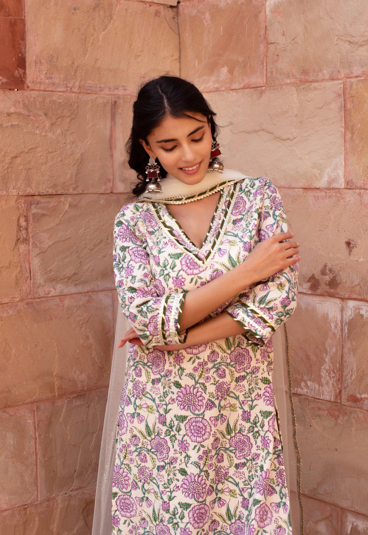 CHHIPA BAZAR GREEN OFF WHITE GARDEN ROSE COTTON HAND BLOCK SUIT SET WITH SOFT NET DUPATTA - Pomcha Jaipur