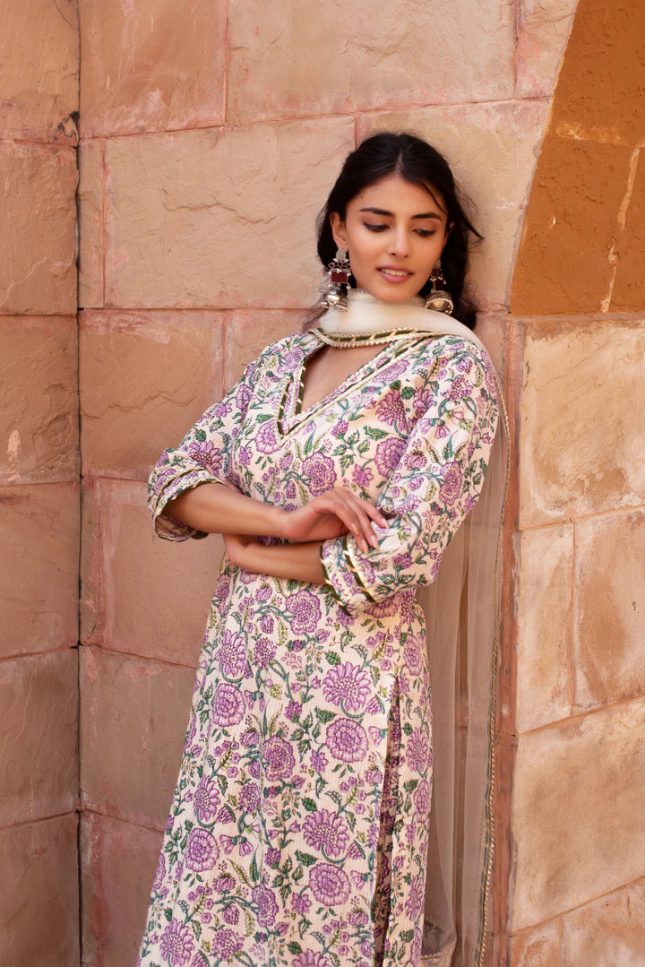 CHHIPA BAZAR GREEN OFF WHITE GARDEN ROSE COTTON HAND BLOCK SUIT SET WITH SOFT NET DUPATTA - Pomcha Jaipur