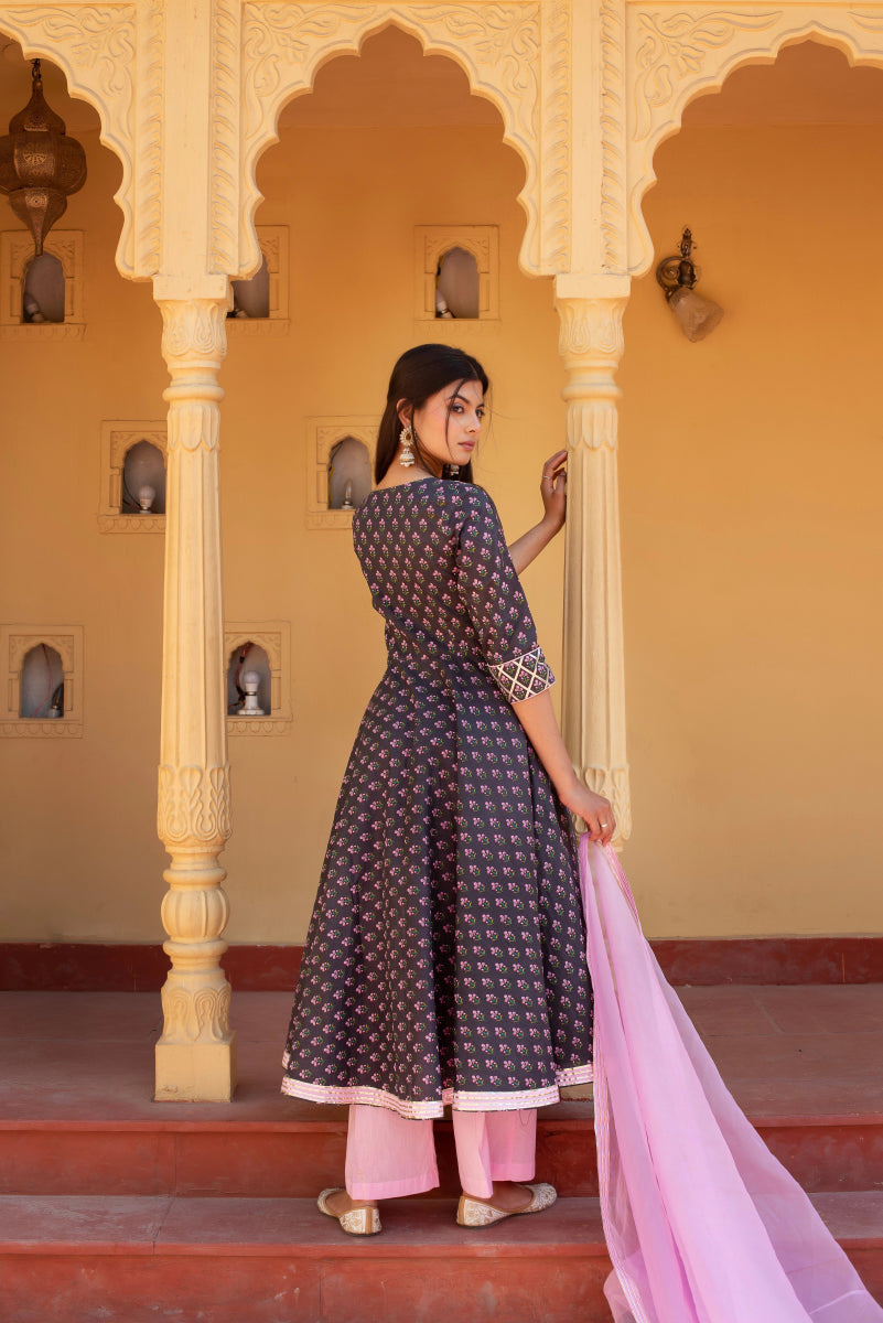 CHHIPA BAZAR GREY COTTON HAND BLOCK GOTA PATTI ANARKALI SET WITH ORGANZA DUPATTA - Pomcha Jaipur