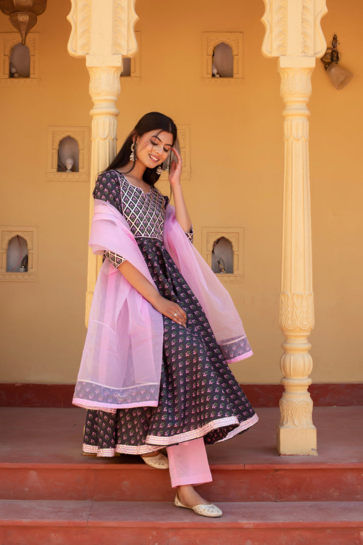 CHHIPA BAZAR GREY COTTON HAND BLOCK GOTA PATTI ANARKALI SET WITH ORGANZA DUPATTA - Pomcha Jaipur