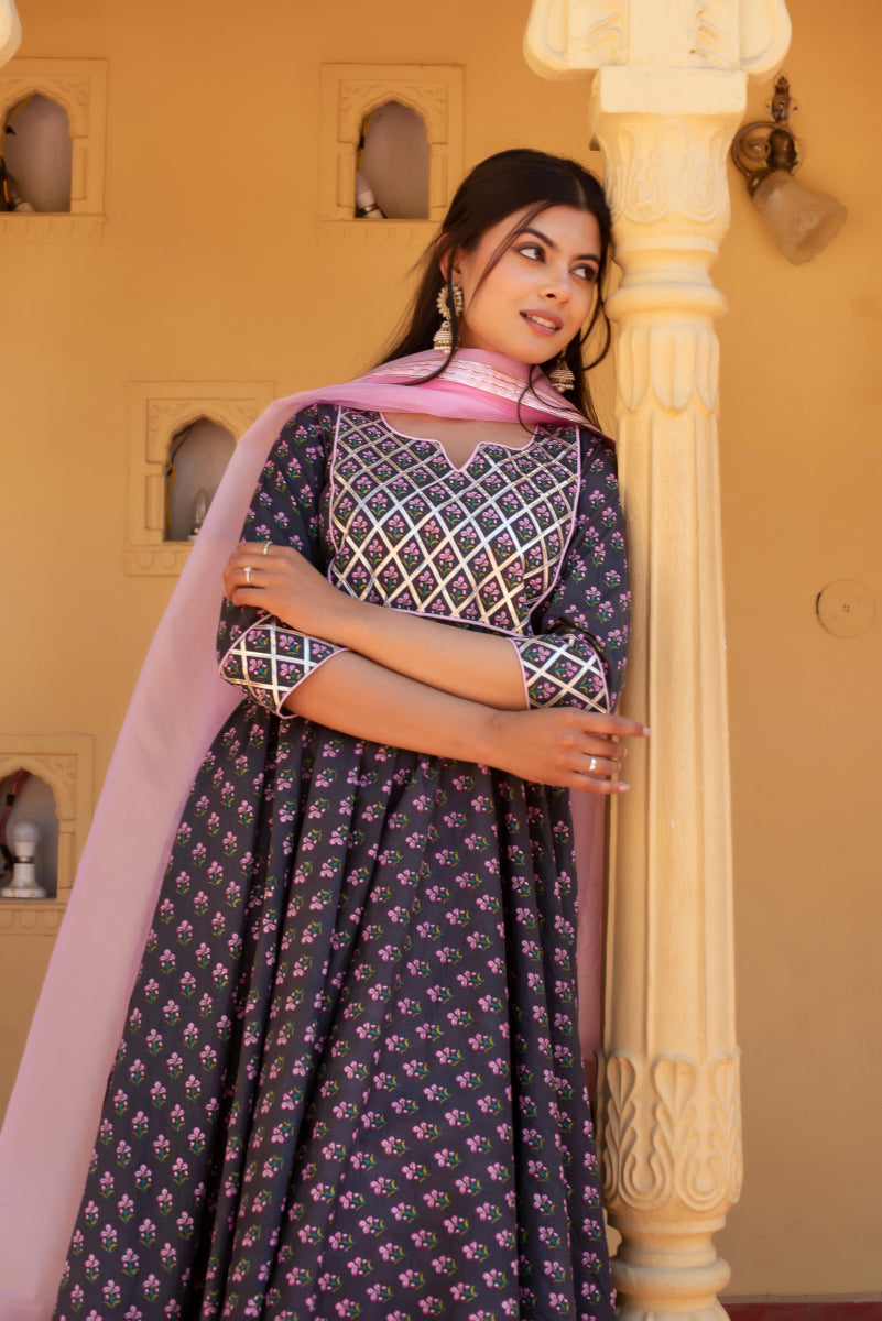 CHHIPA BAZAR GREY COTTON HAND BLOCK GOTA PATTI ANARKALI SET WITH ORGANZA DUPATTA - Pomcha Jaipur