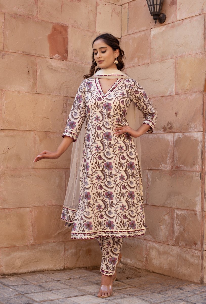 CHHIPA BAZAR PURPLE OFF WHITE GARDEN ROSE COTTON SUIT SET WITH SOFT NET DUPATTA - Pomcha Jaipur