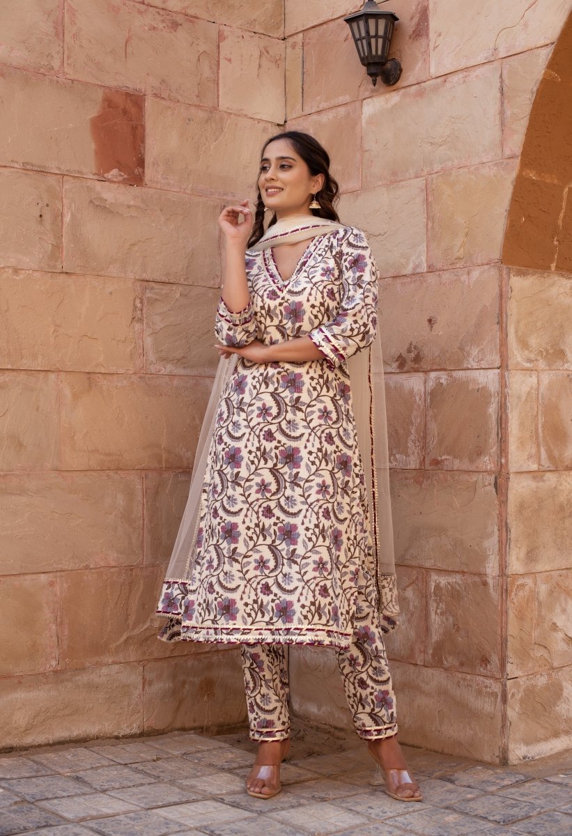 CHHIPA BAZAR PURPLE OFF WHITE GARDEN ROSE COTTON SUIT SET WITH SOFT NET DUPATTA - Pomcha Jaipur