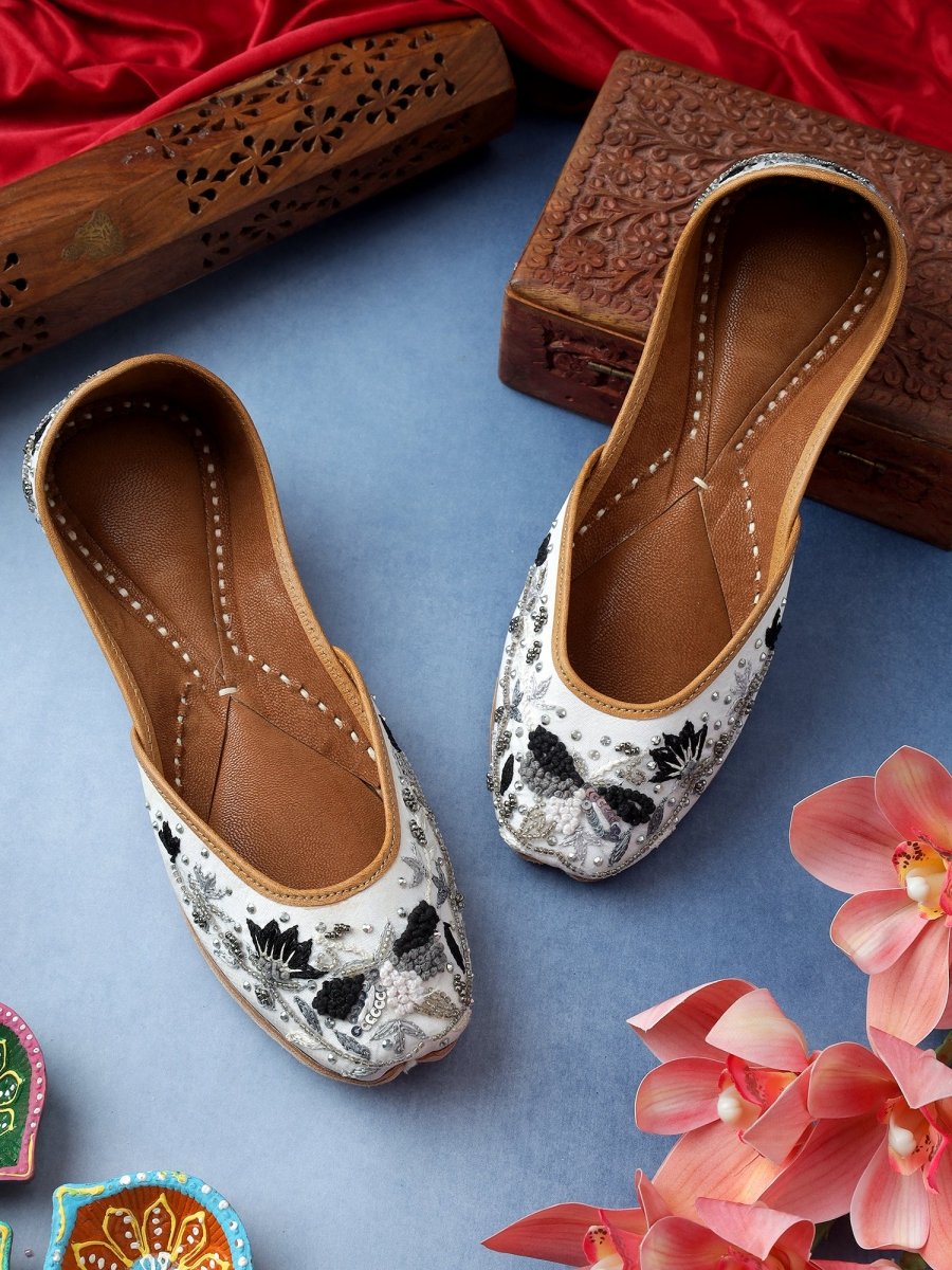 FAIZA WHITE JUTTI CLUTCH COMBO - Pomcha Jaipur