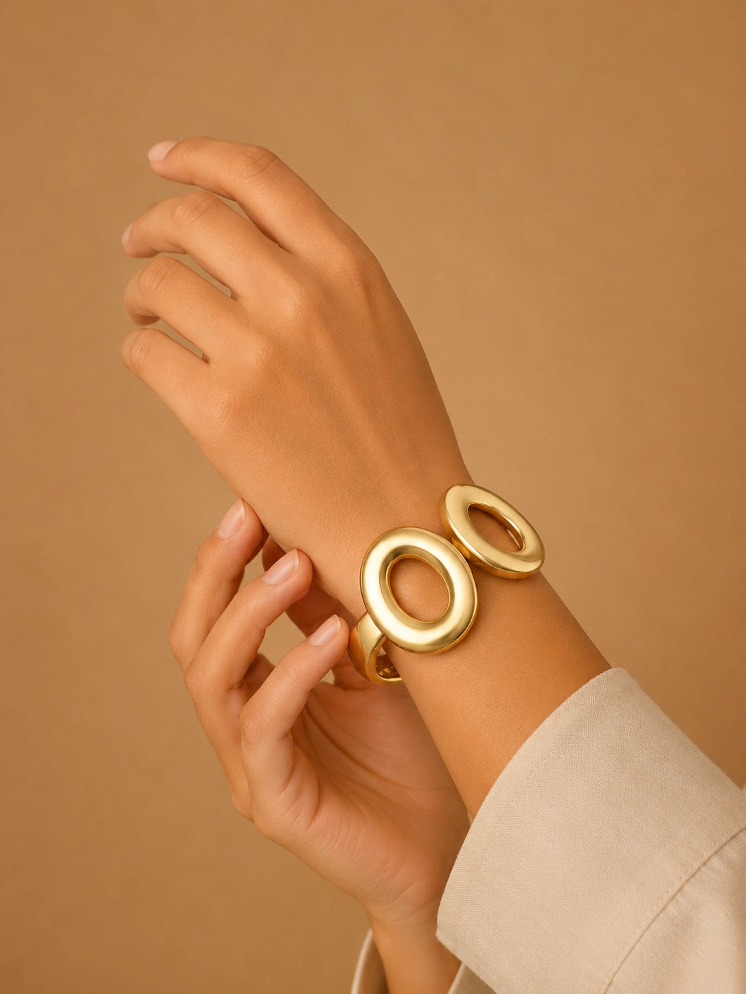 MODERN LOOP GOLD BANGLE