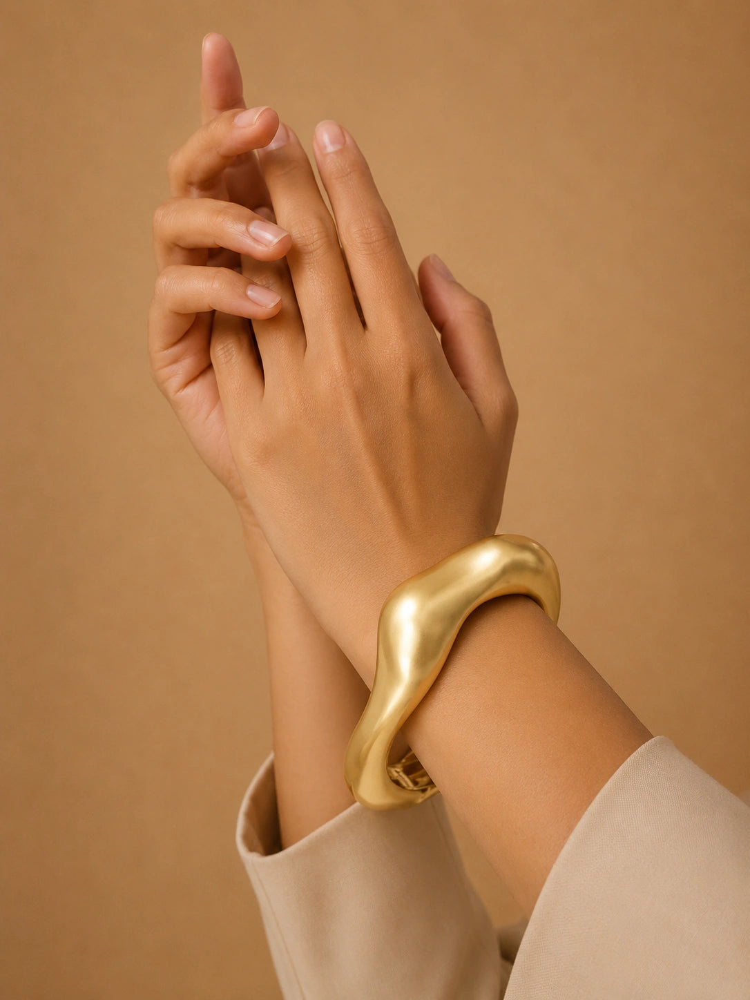 GOLDEN WAVY FASHION BANGLES