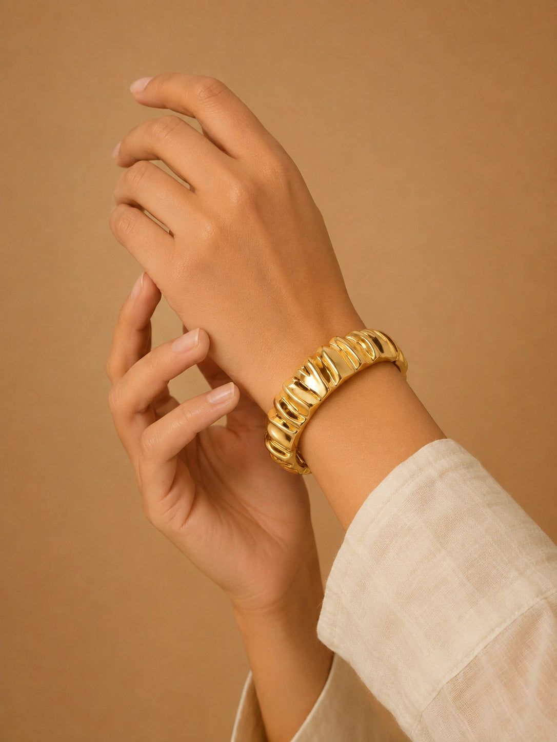 CLASSIC TEXTURED GOLD BANGLE