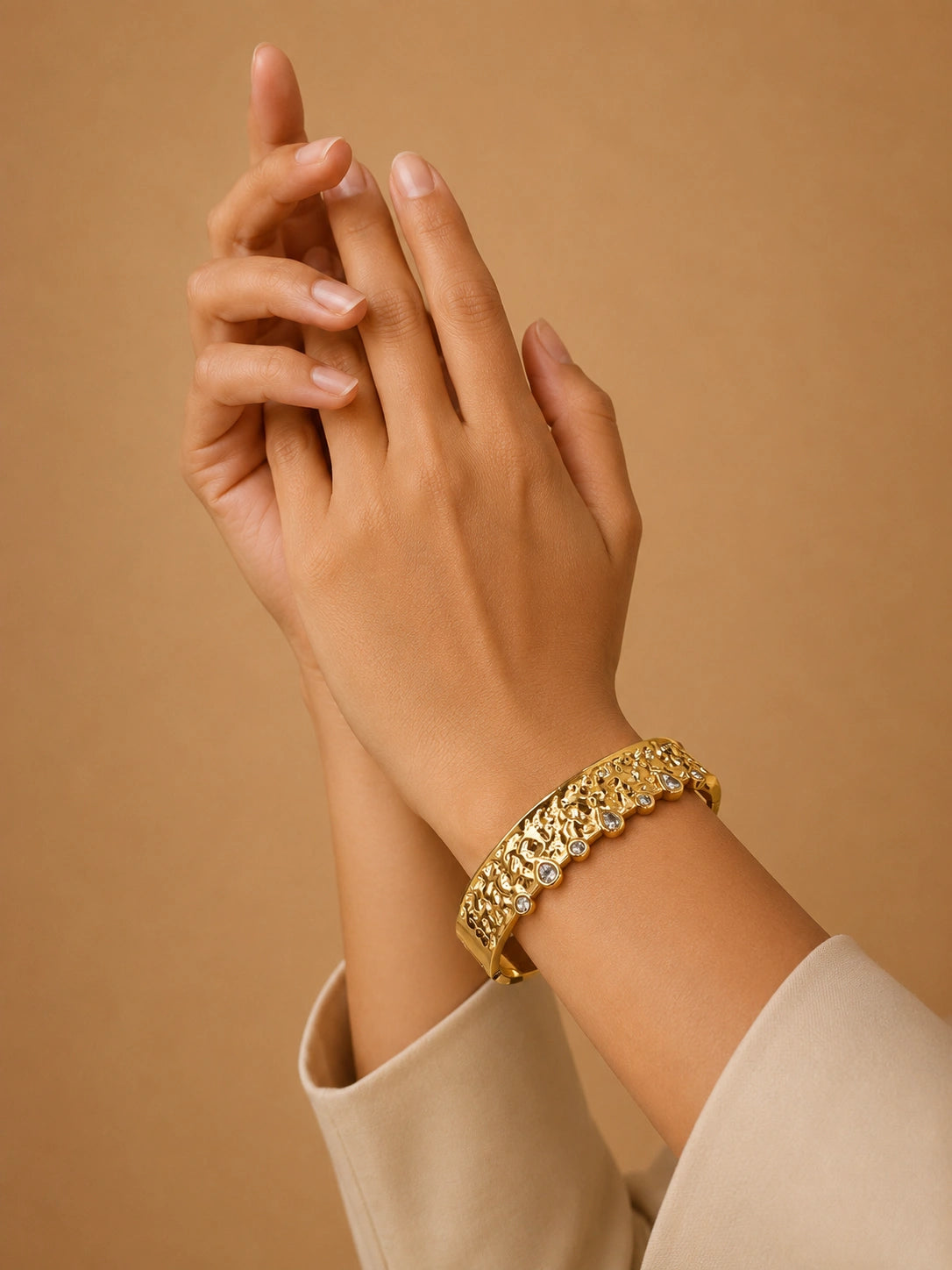 TEXTURED CRYSTAL GOLD BANGLE