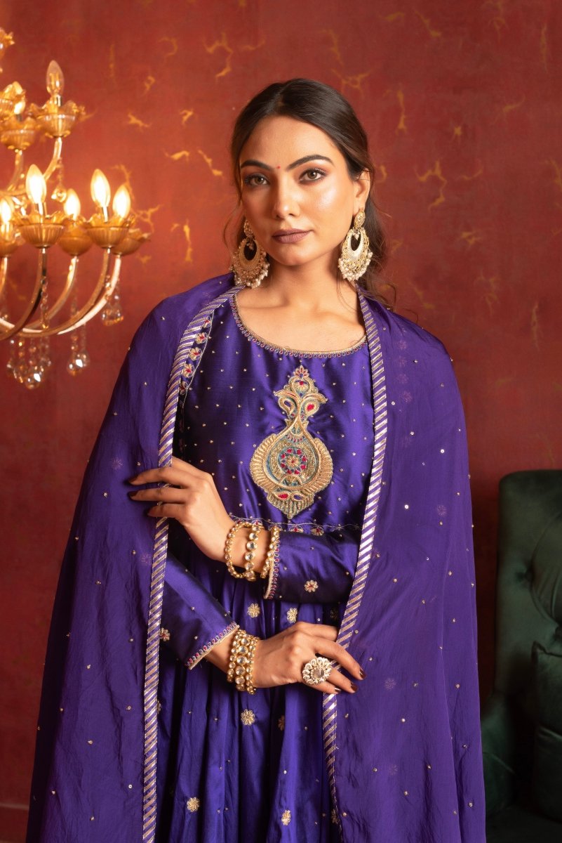 GULFIZAN PURPLE TAFFETA ZARDOZI TAARI HANDWORK ANARKALI SUIT SET WITH ORGANZA DUPATTA - Pomcha Jaipur