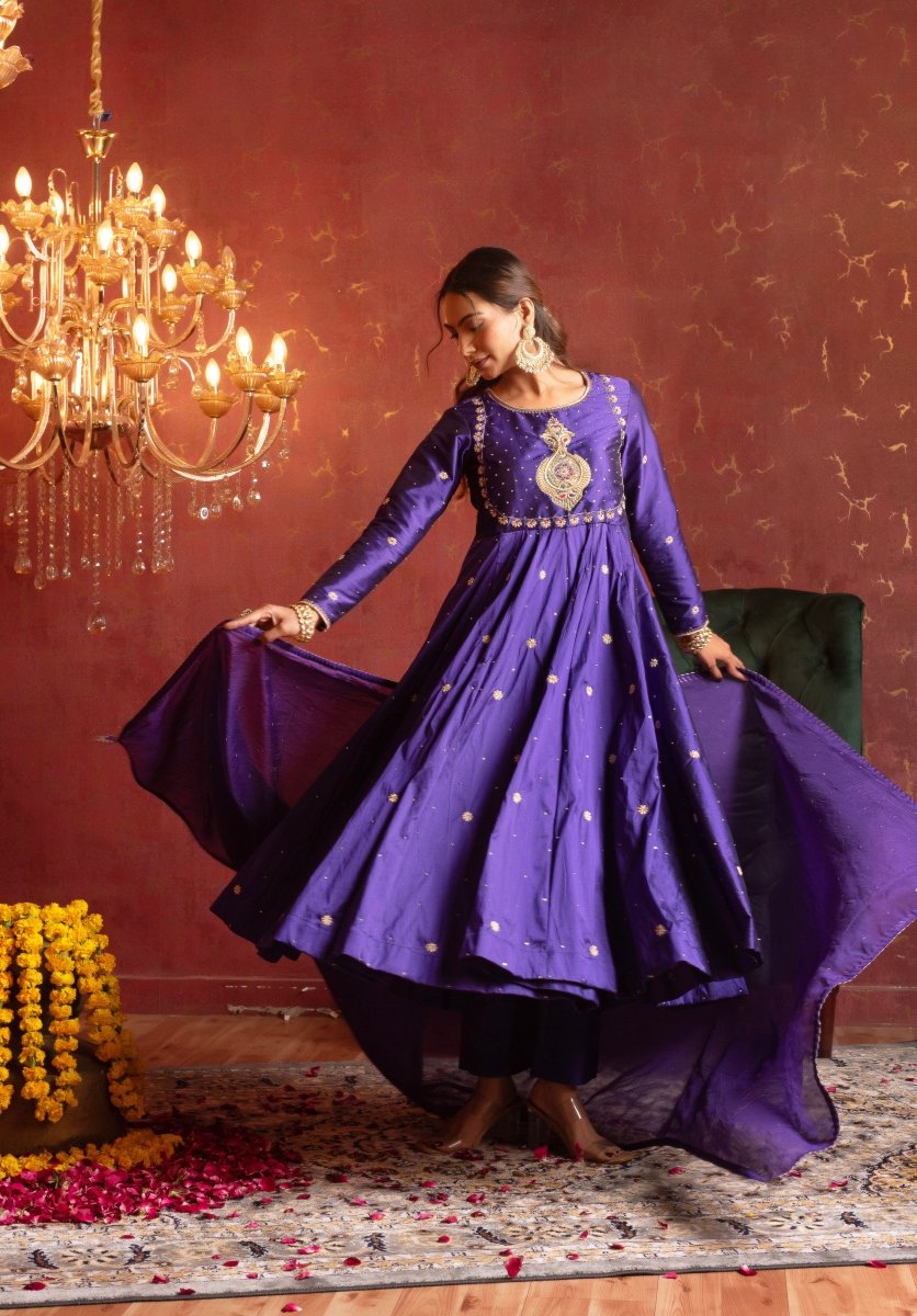 GULFIZAN PURPLE TAFFETA ZARDOZI TAARI HANDWORK ANARKALI SUIT SET WITH ORGANZA DUPATTA - Pomcha Jaipur