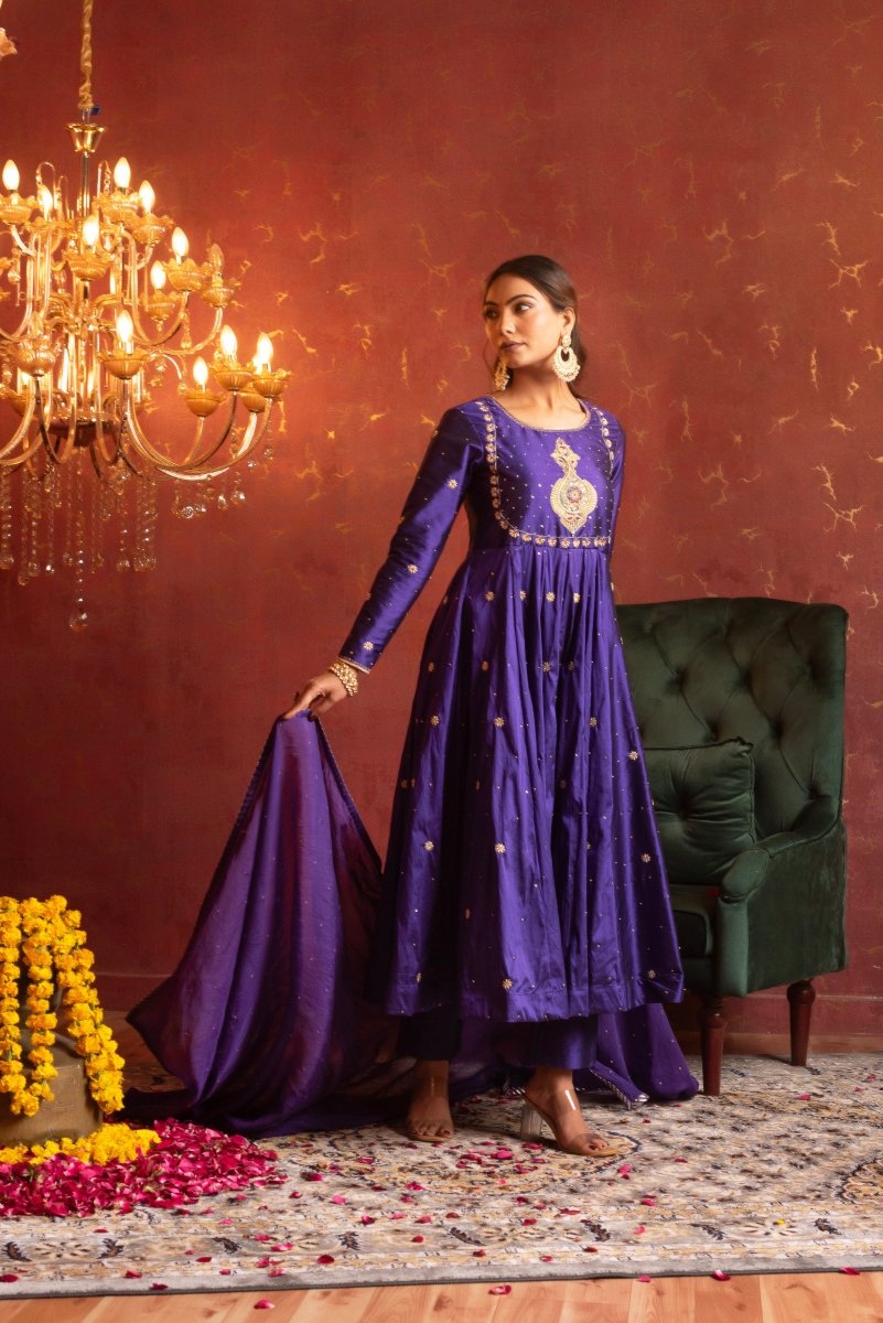 GULFIZAN PURPLE TAFFETA ZARDOZI TAARI HANDWORK ANARKALI SUIT SET WITH ORGANZA DUPATTA - Pomcha Jaipur