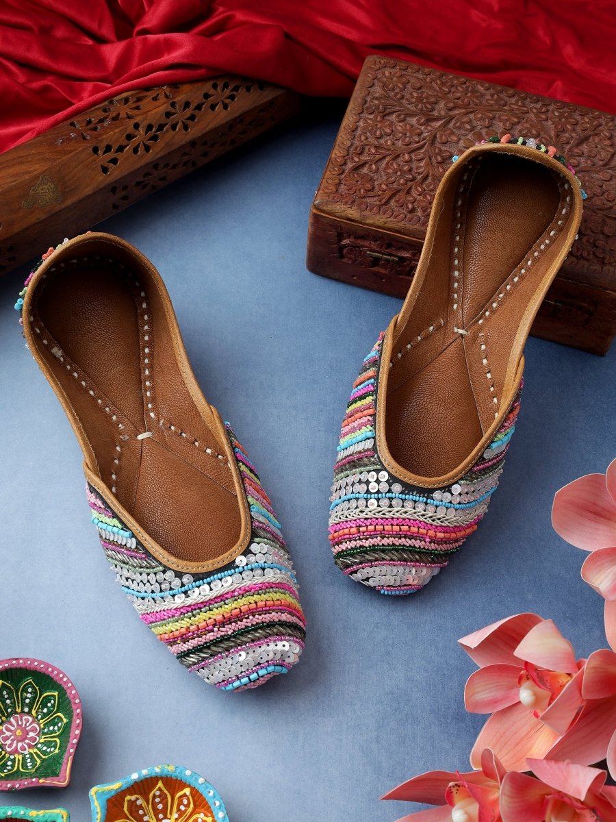 HEENA BLCK HAND WORK JUTTI CLUTCH COMBO - Pomcha Jaipur