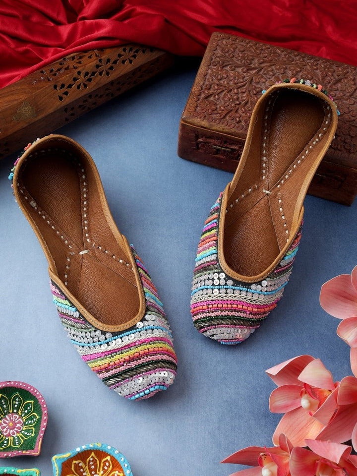 HEENA BLCK HAND WORK JUTTI CLUTCH COMBO - Pomcha Jaipur