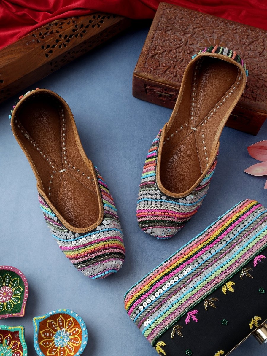 HEENA BLCK HAND WORK JUTTI CLUTCH COMBO - Pomcha Jaipur