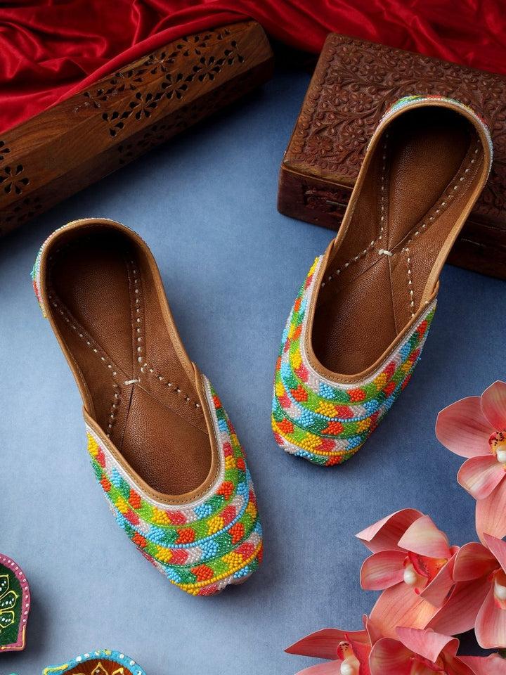 IQRA WHITE HAND WORK JUTTI CLUTCH COMBO - Pomcha Jaipur