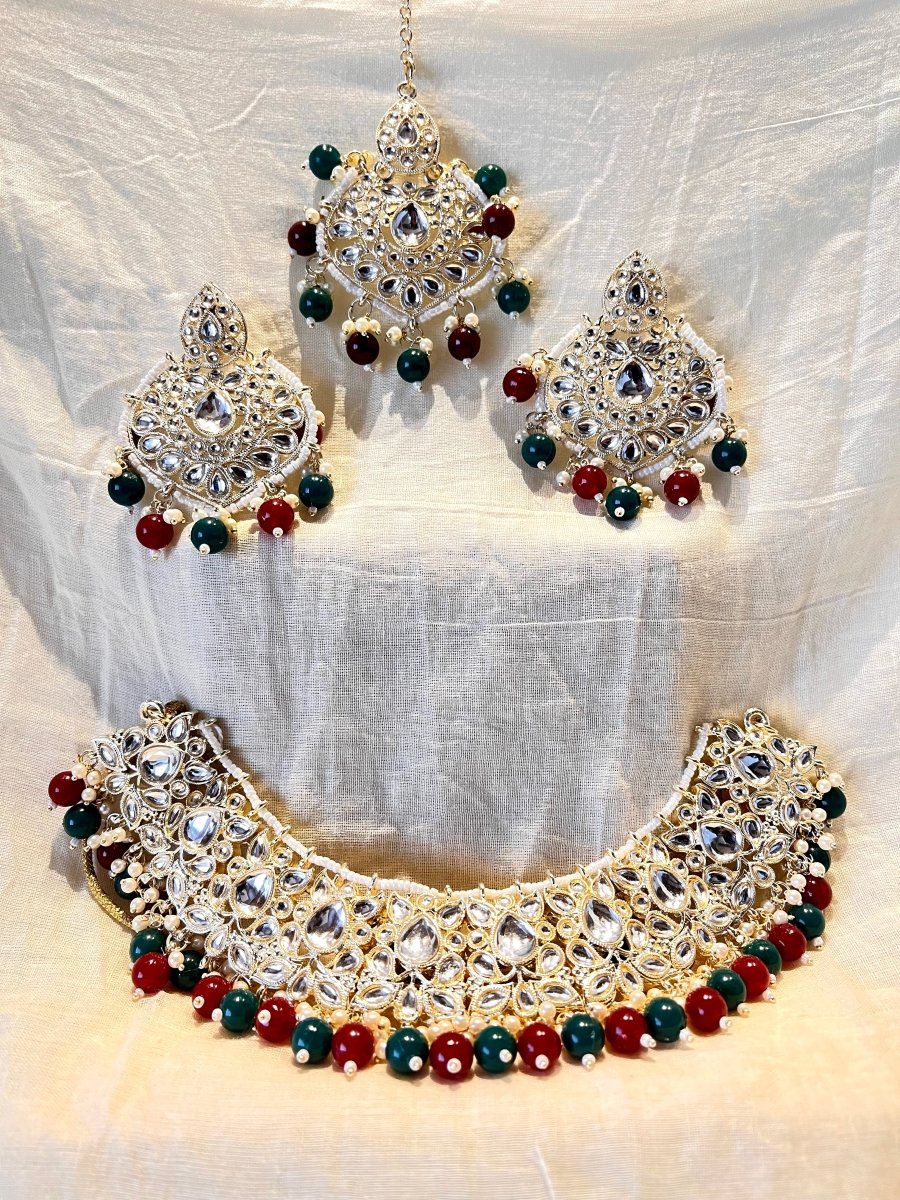 MAROON GREEN MOTI 3 PIECE SET (NECKLACE, MANGTIKKA & EARRINGS) - Pomcha Jaipur