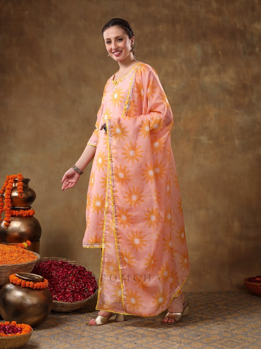 MERAKI NAILA PEACH MUSLIN PRINTED KURTA SET WITH ORGANZA DUPATTA - Pomcha Jaipur