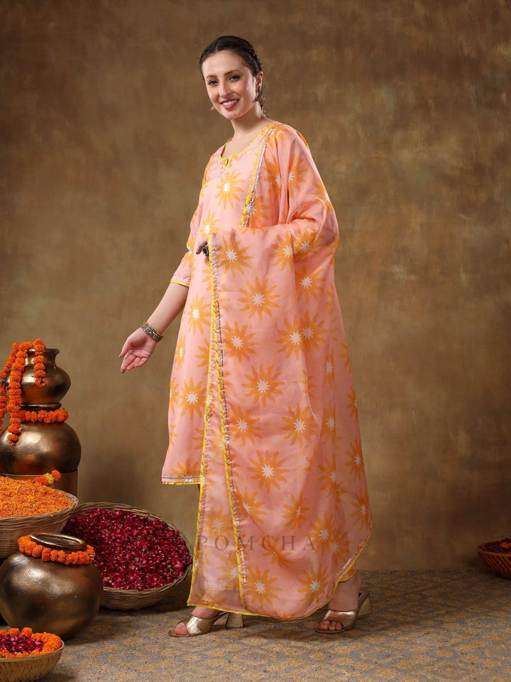 MERAKI NAILA PEACH MUSLIN PRINTED KURTA SET WITH ORGANZA DUPATTA - Pomcha Jaipur