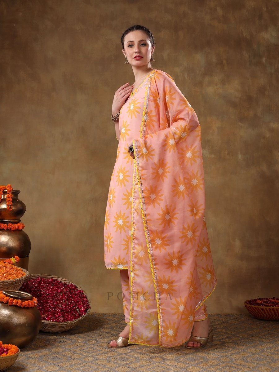 MERAKI NAILA PEACH MUSLIN PRINTED KURTA SET WITH ORGANZA DUPATTA - Pomcha Jaipur