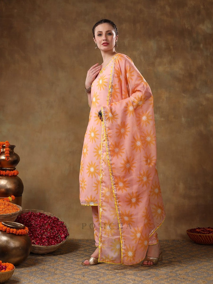 MERAKI NAILA PEACH MUSLIN PRINTED KURTA SET WITH ORGANZA DUPATTA - Pomcha Jaipur