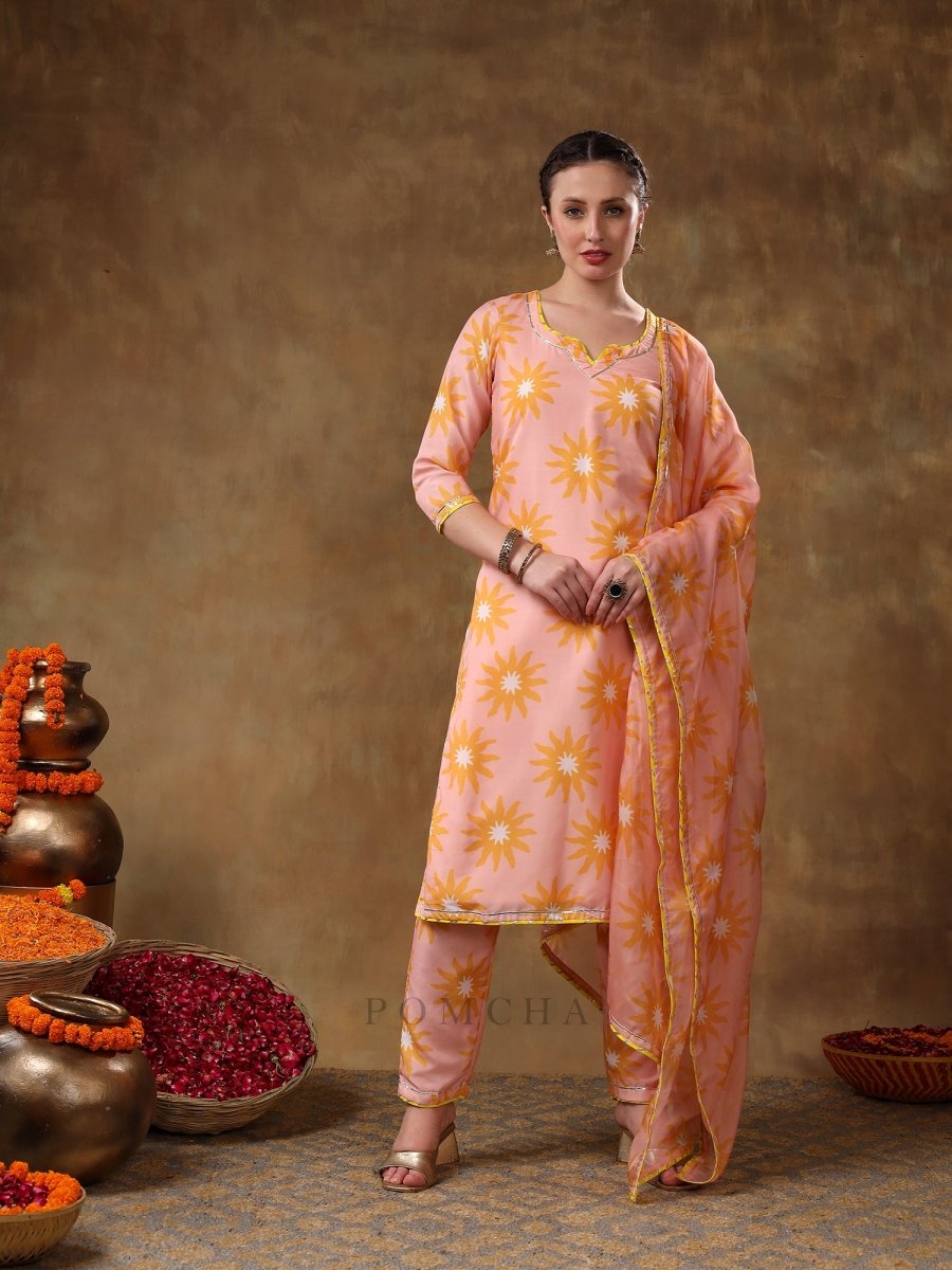 MERAKI NAILA PEACH MUSLIN PRINTED KURTA SET WITH ORGANZA DUPATTA - Pomcha Jaipur