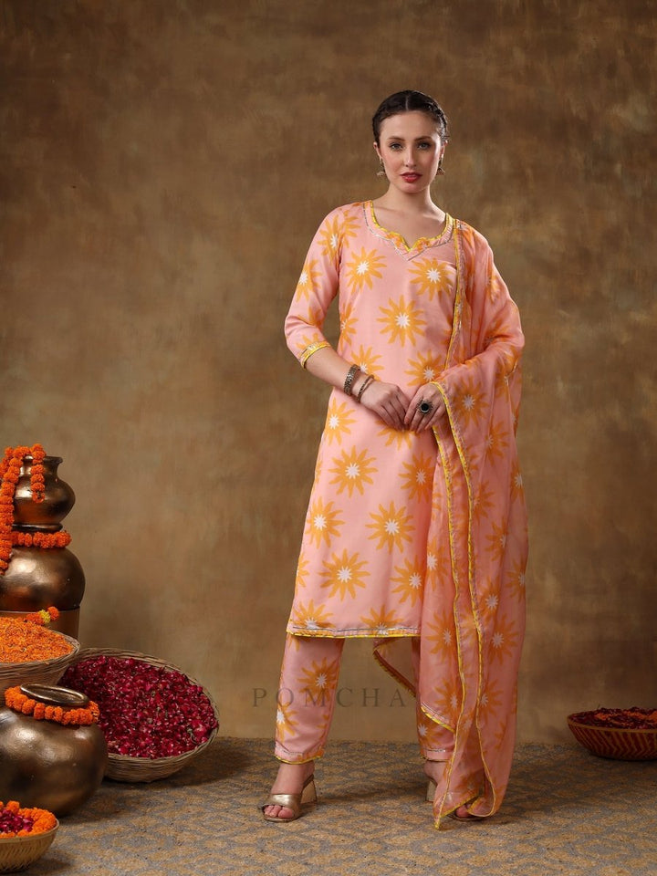 MERAKI NAILA PEACH MUSLIN PRINTED KURTA SET WITH ORGANZA DUPATTA - Pomcha Jaipur
