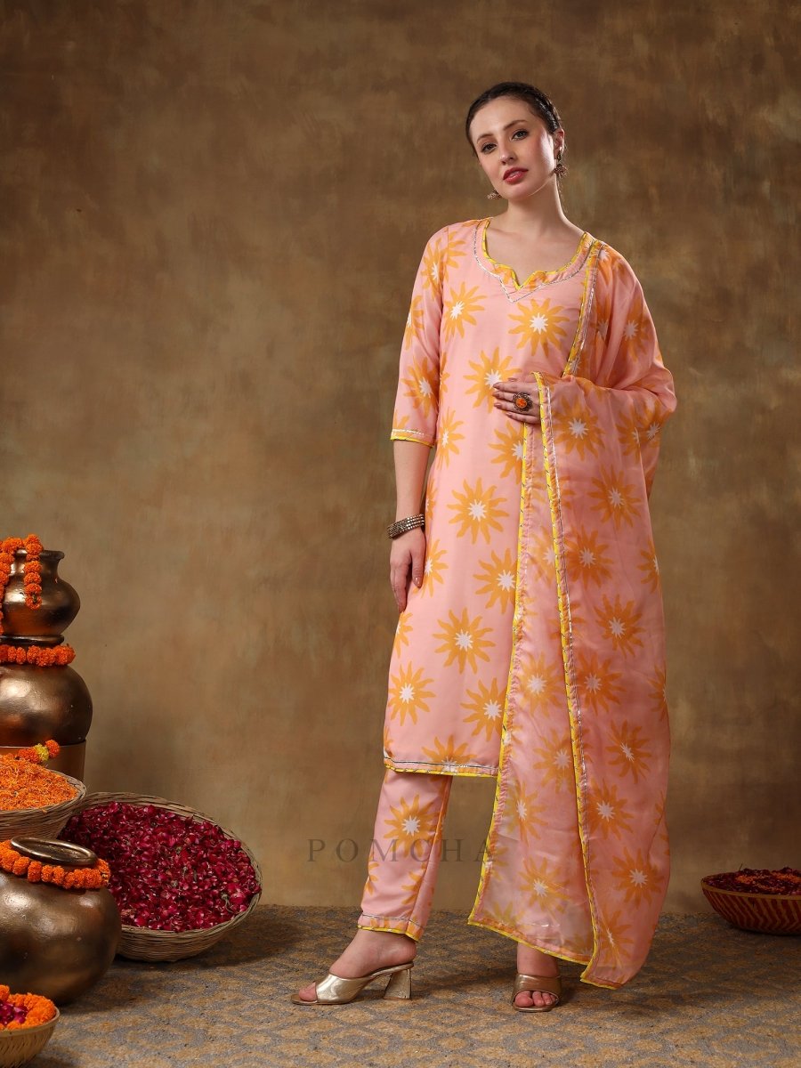 MERAKI NAILA PEACH MUSLIN PRINTED KURTA SET WITH ORGANZA DUPATTA - Pomcha Jaipur