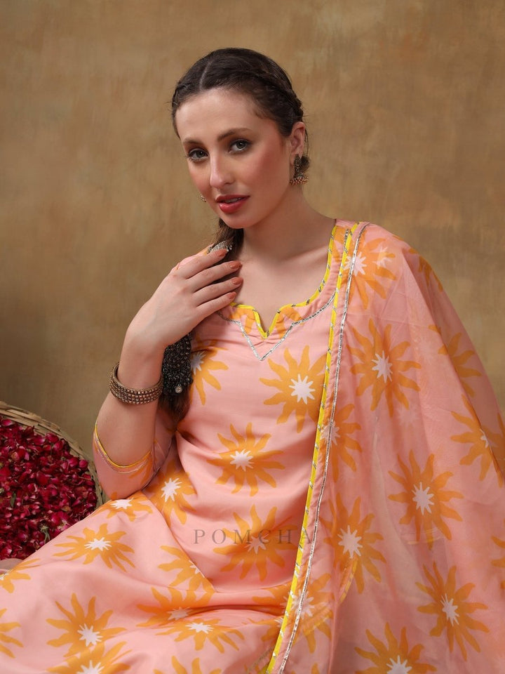 MERAKI NAILA PEACH MUSLIN PRINTED KURTA SET WITH ORGANZA DUPATTA - Pomcha Jaipur