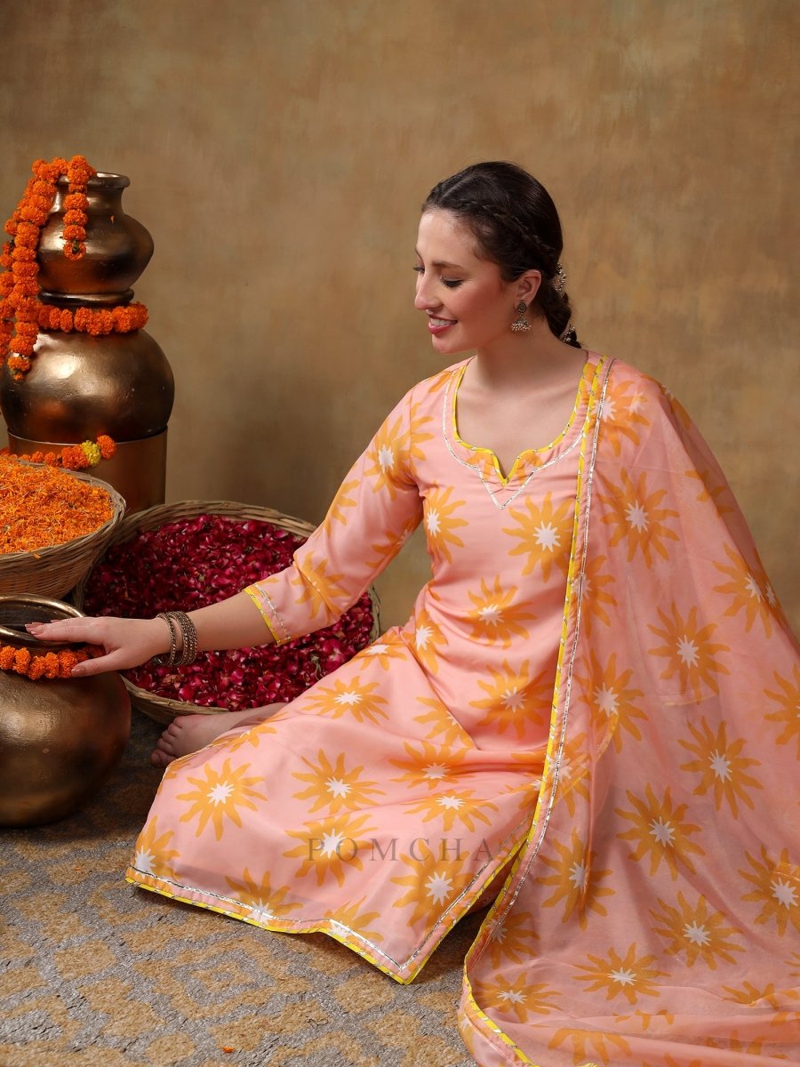 MERAKI NAILA PEACH MUSLIN PRINTED KURTA SET WITH ORGANZA DUPATTA - Pomcha Jaipur