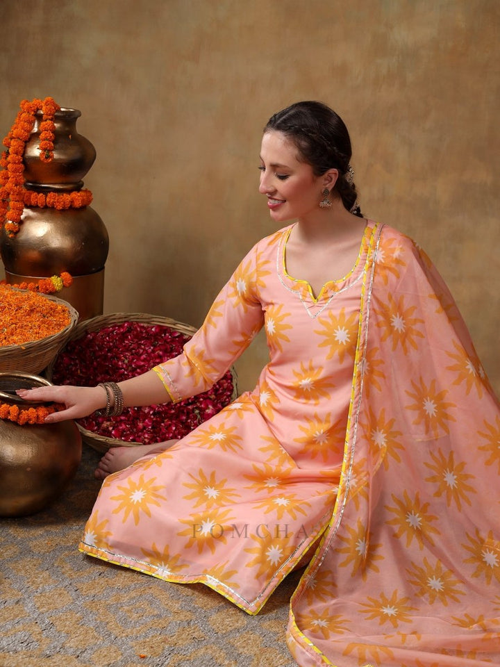 MERAKI NAILA PEACH MUSLIN PRINTED KURTA SET WITH ORGANZA DUPATTA - Pomcha Jaipur