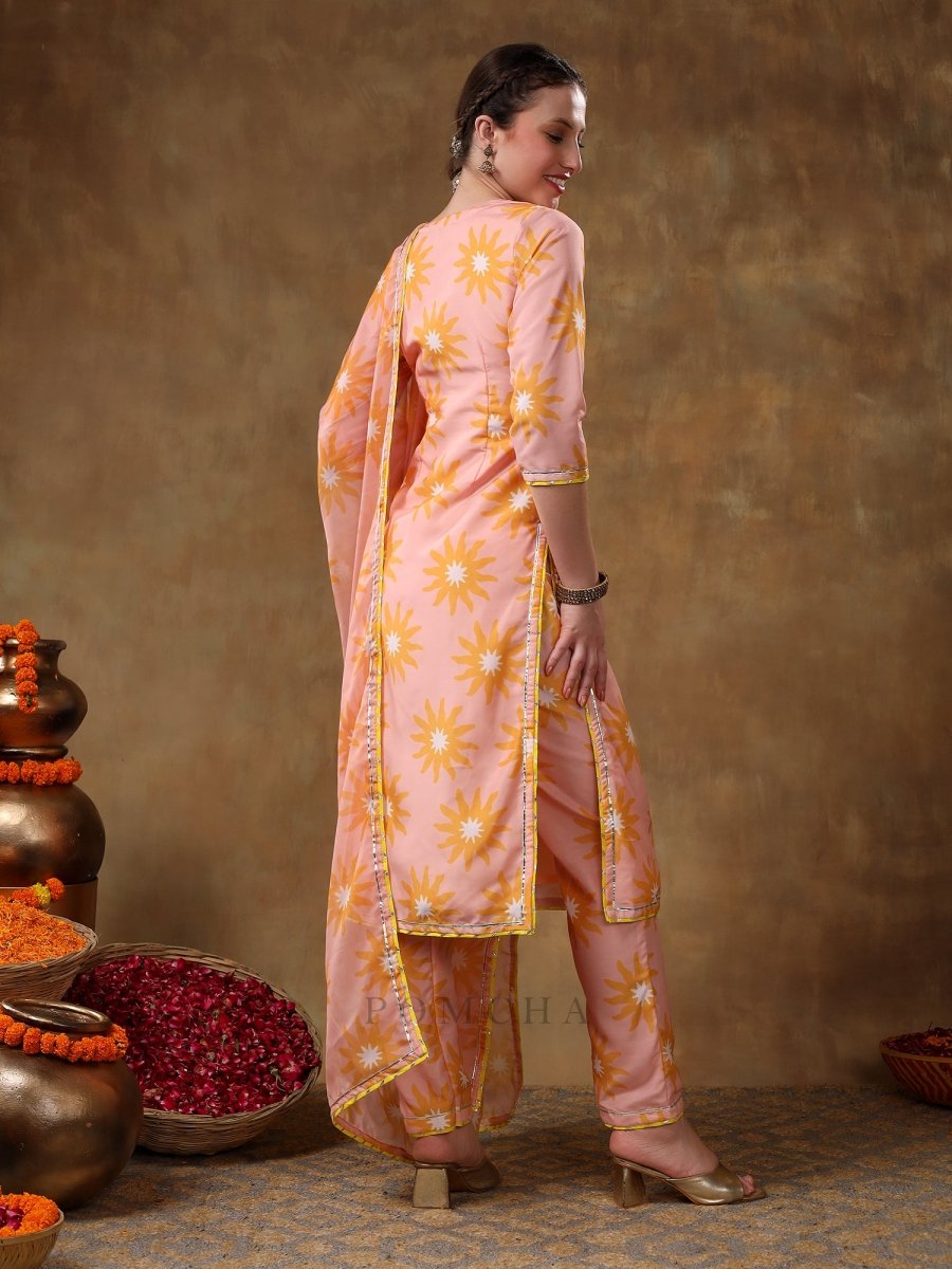 MERAKI NAILA PEACH MUSLIN PRINTED KURTA SET WITH ORGANZA DUPATTA - Pomcha Jaipur