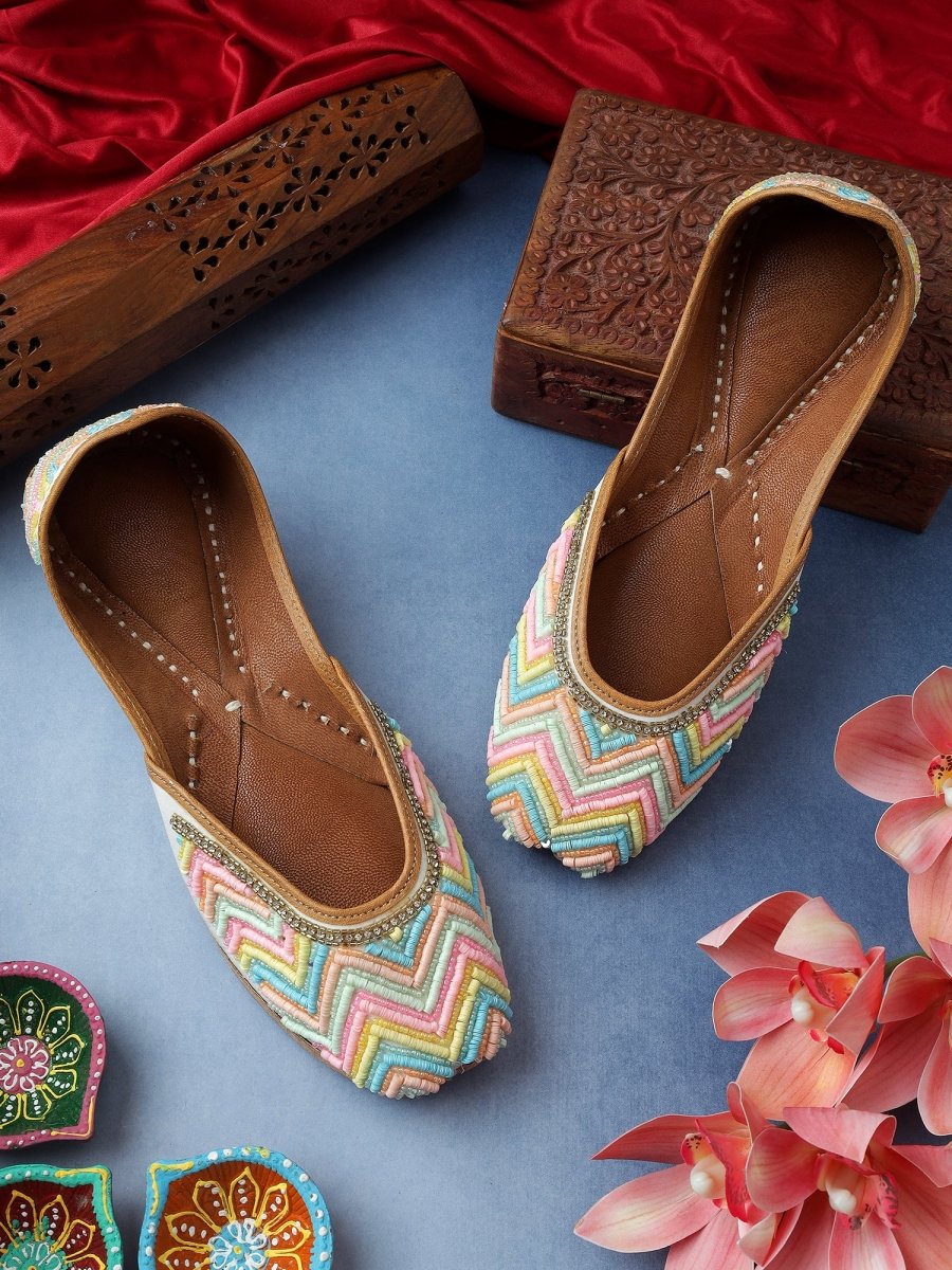 NAZAKAT OFF WHITE BEAD WORK JUTTI CLUTCH COMBO - Pomcha Jaipur