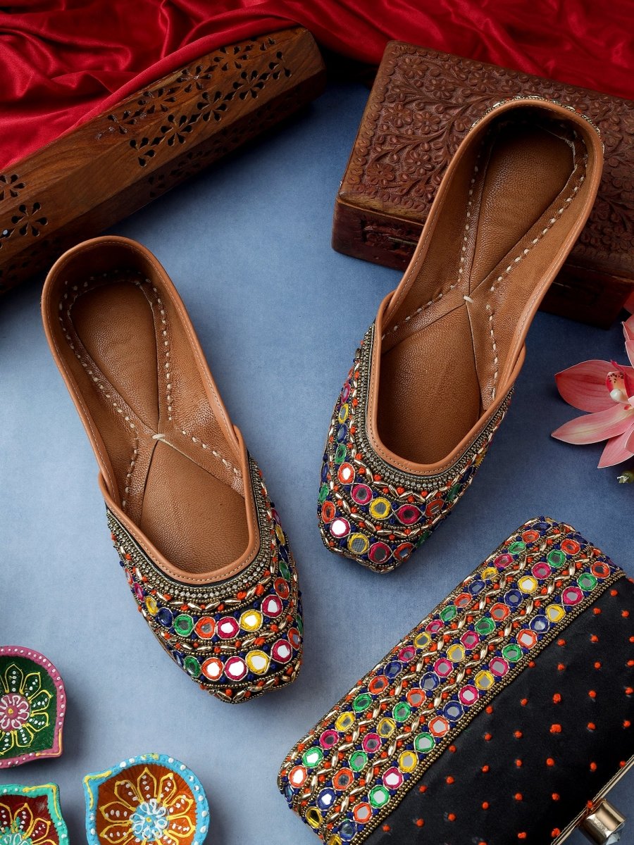 NOOR BLACK MIRROR WORK JUTTI CLUTCH COMBO - Pomcha Jaipur