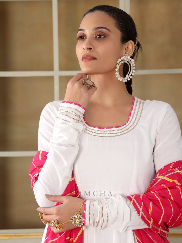 SAADGI PINK LEHERIYA WHITE ANARKALI SET - Pomcha Jaipur